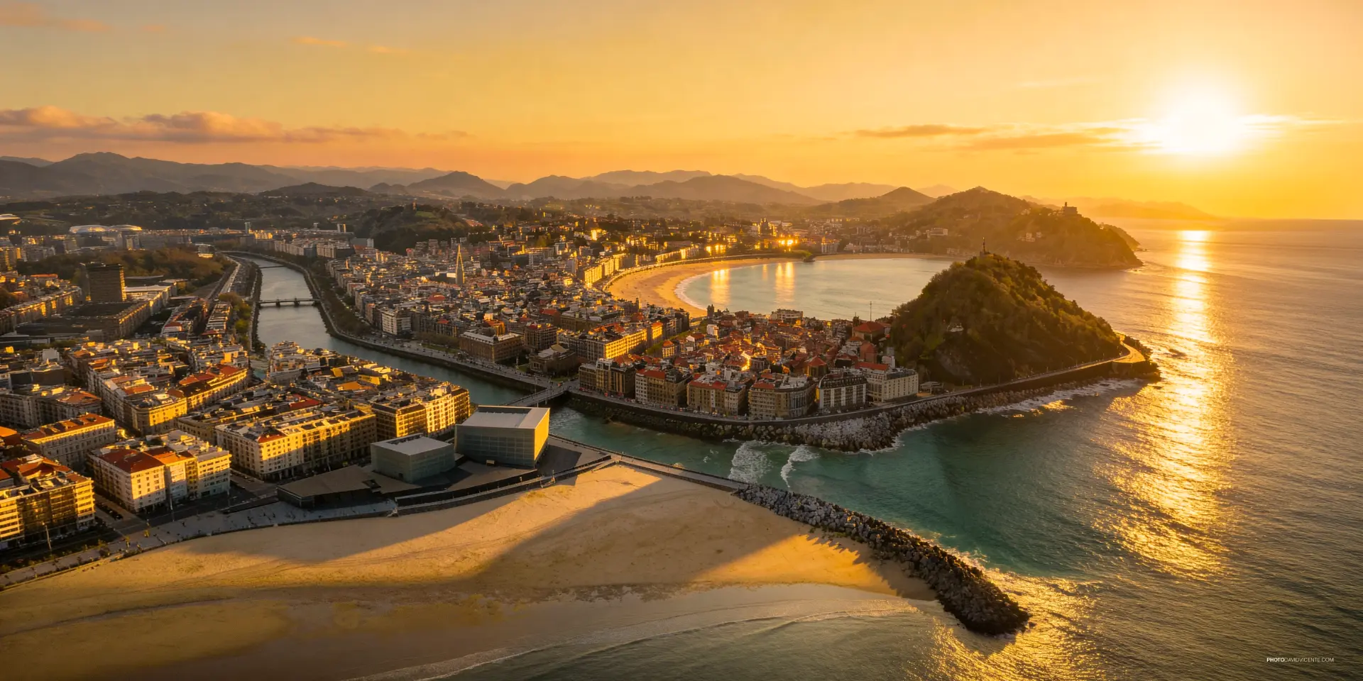 Vista aérea de la bahía de San Sebastián al atardecer